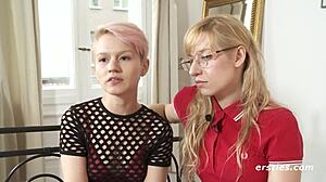 Ersties - drobcena bejba z očali razvaja svojo prijateljico