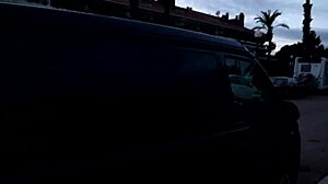 Ta punca me povabi v svoj kombi za divji seks na plaži!