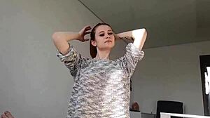 Рыжая аматорша с большой жопой и сиськами скачет на монстр-члене, грубо согнувшись в общежитии