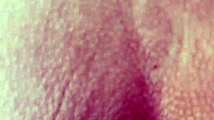 Mens mannen er borte, forfører kona sofa-leveringsmannen til vill moro