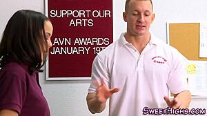 สาวน้ำตาลอายุ 18+ แตกโค้ชในชุดกีฬาแบบสุดเฟี้ยว