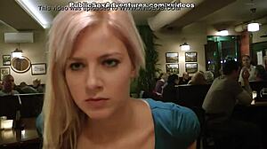 Meisje trekt wild aan lul in donkere steeg