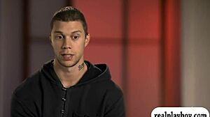 Patru femei sexy aprind o joacă sălbatică în celula de închisoare cu sex oral fierbinte. Orgia lor fierbinte zguduie barele!