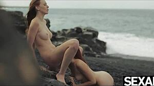 Sledoval som dve horúce ryšavky mať divoký lesbický sex na pláži, tak horúce