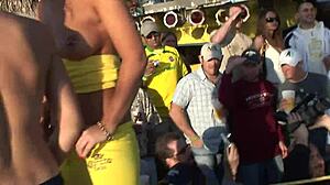 Študentke se slečejo v divjem dnevnem tekmovanju, tako vroče! 🔥