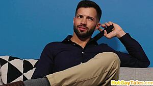 Голи пастув разбија дечкову уску гузу на каучу до свршавања! 😈