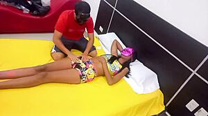 Hermanastra ruega por montada interracial casera