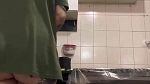 J’ai filmé ma femme de ménage en train de nettoyer la cuisine, choqué par une énorme surprise