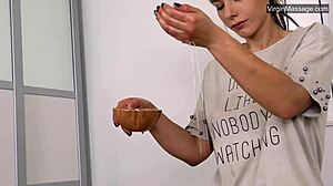 Супер гореща мадама получава първия си девствен масаж