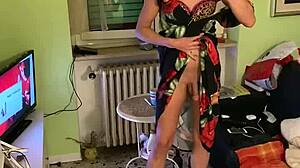 hey, wanna see ecaterina piss in a glass? tell me what you think about it!