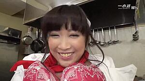 अह्ह, जापानी हाउसवाइफ डाइनर पे काम करती है... बहुत हॉट!