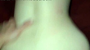 calvo y rubia en sof� casero