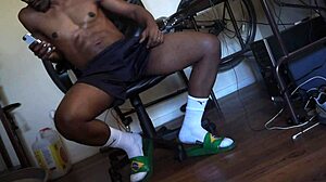 Grande Bulto Wanking in Shorts