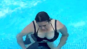 titty action in the pool 😘