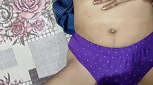 สาวอินเดียสวยในชุดชาลวาร์ หีในกางเกงสีม่วงโดนดูดและเย็ดหนักสำหรับโรลเพลย์ป่าๆ