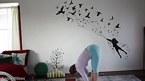 Sexy Babe Learns Shaved Pussy Lesson