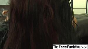 Uhh, ez a forró csaj őrülten szopja a faszokat!