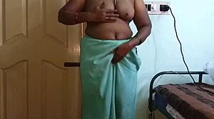 Indijska žena Vanitha draži z velikimi joškami