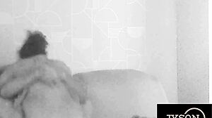 Cameră ascunsă o prinde călărind fundul mare pe pula cumnatului! 😏🍑