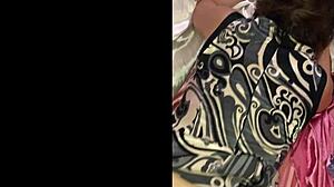 Francouzská amatérka v růžovém saténu hluboce kouří tvrdý klacek