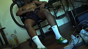 Grande Bulto Wanking in Shorts