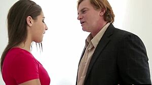 Belle-fille au gros cul pilonnée dur sur le dos ! Tu y crois à cette scène ?