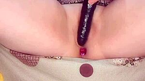 เฮ้ย, ดูหญิงสวยคนนี้เล่นคนเดียวกับของเล่นทางเพศ!