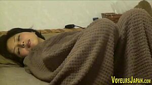 Гореща азиатка хваната да се търка на публично място. Гледай нейните сладки движения!