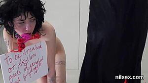 이상한 여자 애널 아실럼에서 고통스러운 치료: 딥스로트와 애널 섹스!