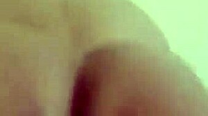 Vợ lấn ỉnh receives pussy facial