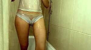 Sprchovanie v bielej bielizni, také roztomilé a prirodzené! Pozri si tie nohy! 😊