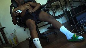 Grande Bulto Wanking in Shorts