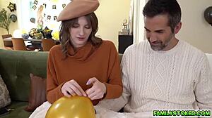 梅洛迪马克斯被继父唐尼罗克轻轻舔舐时有点湿润