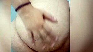 Glej to krivuljasto Latino MILF z velikimi cicami in debelim ritom v prhi!