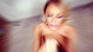 Emma Hix kokhalst op monsterlul! Gezicht neuken met magere buurvrouw liefje met dirty talk en fetisj intensiteit.