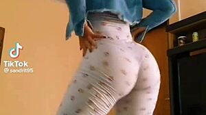 Тесные шорты и леггинсы обтягивают мою большую попку 20 минут