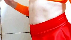 Carol Cross, sexy latina femboy en minifalda