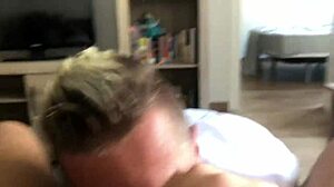 בוס מזיין אינטרן בלי קונדום עם זרע על הפנים בעבודה