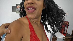 Wat gebeurt er achter de schermen bij Alessandra Carvalho’s sappige fotoshoot?