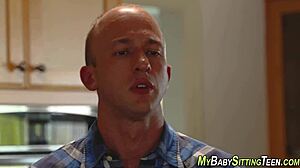 Najstniška varuška se počuti preplavljeno z željo, ko vzame ogromen kurac in dobi spermo v usta v hardcore akciji