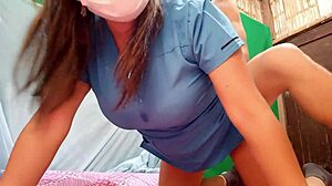 Äitipuoli sairaanhoitaja ratsastaa kovasti villissä sairaalaratsastuksessa