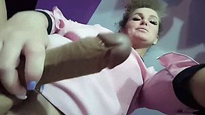 Сексуальная секретарша доминирует с большой жопой и натуральными сиськами