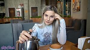 Letty Black používá vibrátor v rušné kavárně