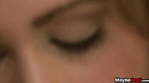 젊은 갈색 머리 십대 아달리사, 공공장소에서 항문 도전