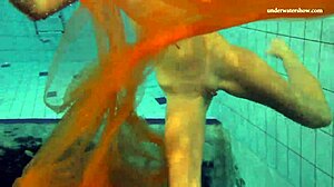 Nastya 脱比基尼露出火辣裸体在泳池！