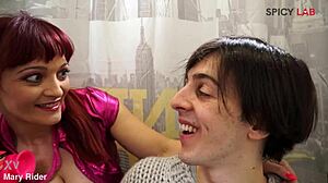 マンガ・マンコ・ヒーローがショップでビッグ・ティッツとファック！