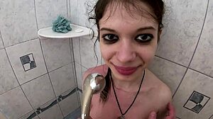 Gue dan adik tiri gue mandi bareng pertama kali, dengan tete besar dan rambut cokelat berkilau di bawah air.