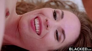 Jeune belle-sœur 18+ reçoit un doigtage anal brutal et une pipe sans capote en action amateur française 😏