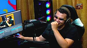 Isa traveler gets naked in studio