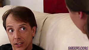 Casey Calvert tager kæmpe facial! Hvordan klarer hun det?